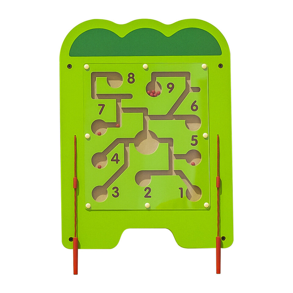 Grön krokodilformad väggmonterad labyrintleksak med siffror, magnetiska kulor och pinnar, designad för att utveckla barns finmotorik och sifferigenkänning.