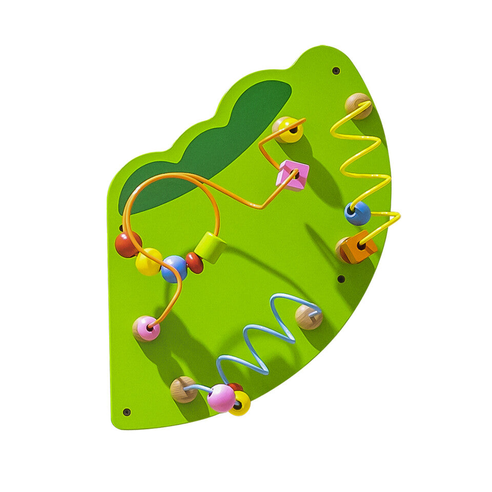 Krokodilformad väggmonterad aktivitetsleksak med färgglada pärlor och slingor för att utveckla barns finmotorik, perfekt för sensoriska övningar och motorisk träning.